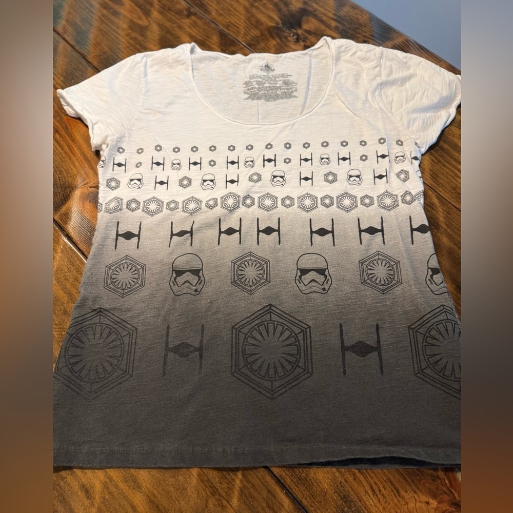 Disney Star Wars T-shirt scoop neck white to gray umbre. Size XL storm trooper